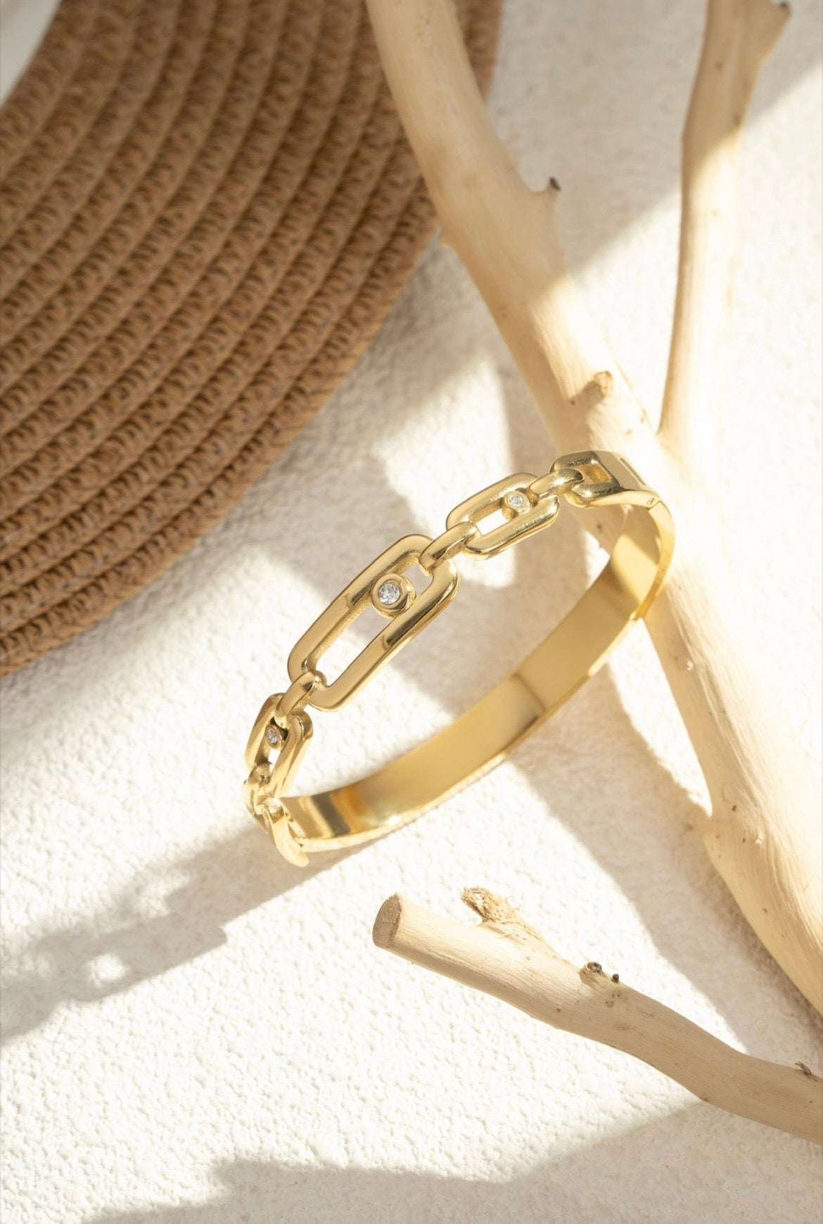 Bracelet manchette doré à forme organique ondulée