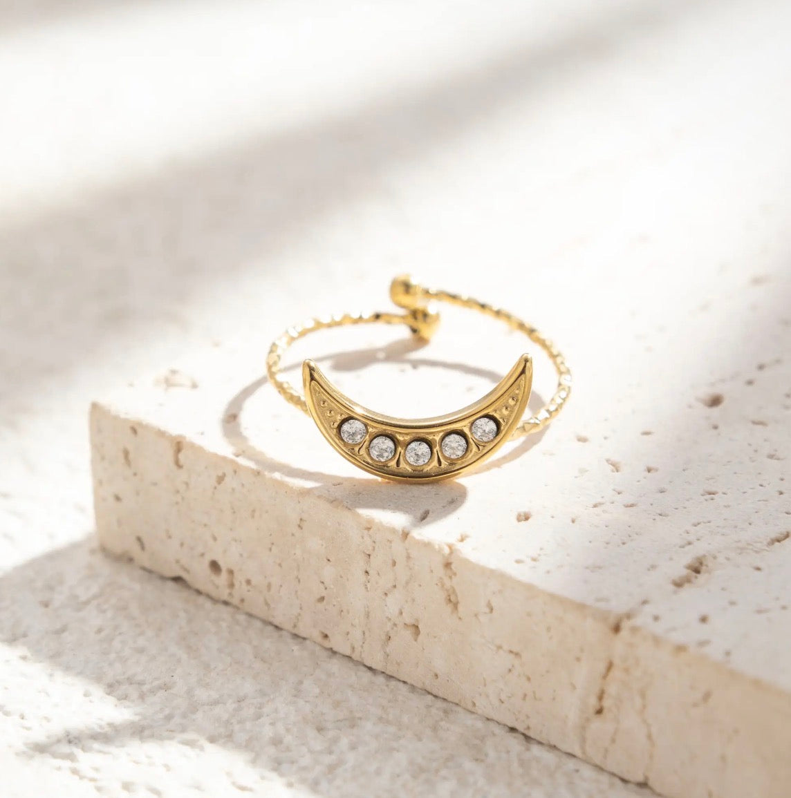 Bague Étoile – anneau torsadé doré avec zircon central